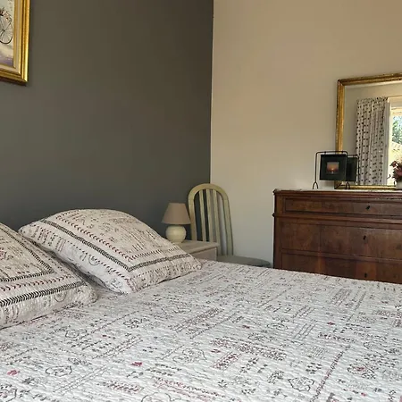 At Tinou's Spacious Quiet House With Garden For 2 People